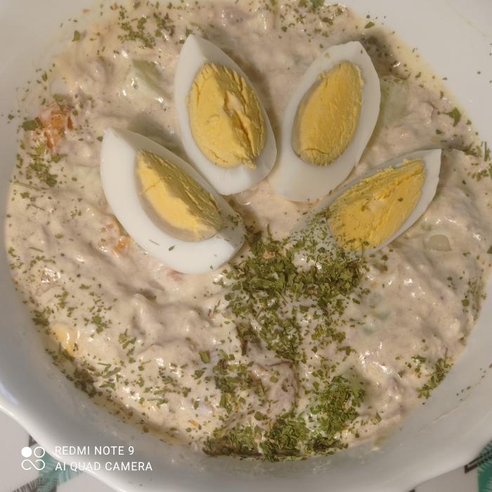 Obrok salata (grčki jogurt, jaja, tunjevina, krastavac)