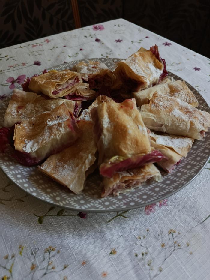 Pita s višnjama i pudingom od vanile Pita s višnjama i pudingom od vanile