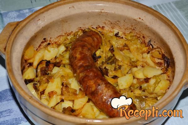 Domaća kobasica sa kiselim kupusom i krompirom