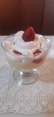 Puding, bela čokolada i jagode