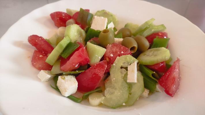 Salata sa paradajzom, krastavcem, maslinama i sirom