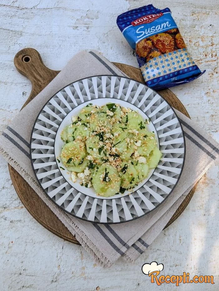 Osvežavajuća salata od krastavca sa sirom i tostiranim susamom