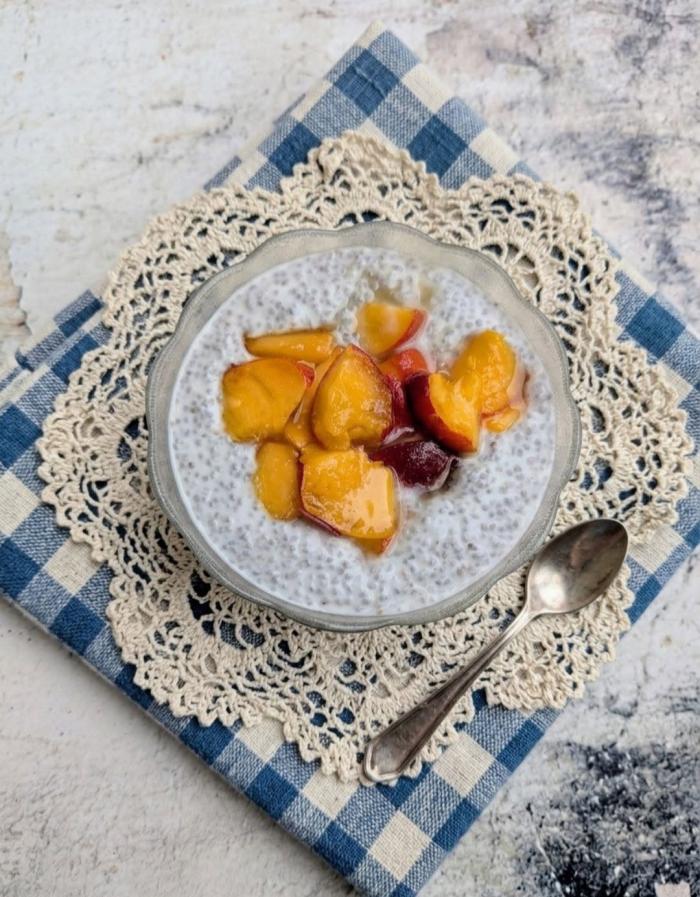 Puding sa čia semenkama i breskvama