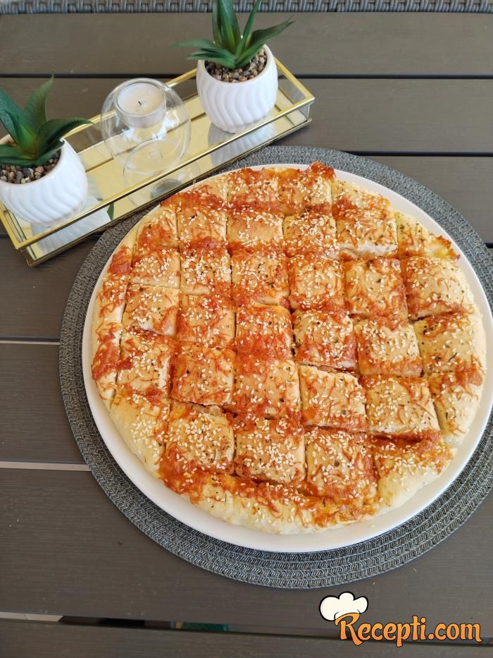 Pizza pogača sa belim lukom i mocarelom