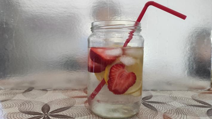 Aromatizovana voda sa jagodama i limunom Aromatizovana voda sa jagodama i limunom