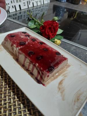 Ledeni desert sa višnjama i čokoladom Ledeni desert sa višnjama i čokoladom