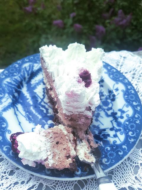 Torta Ledena kraljica sa višnjama Torta Ledena kraljica sa višnjama