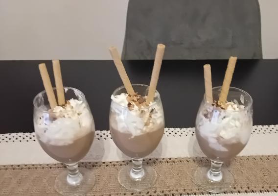 Nes kafa sa sladoledom i šlagom