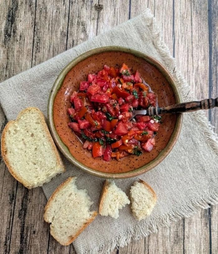 Salata sa pečenim paprikama i paradajzom Salata sa pečenim paprikama i paradajzom