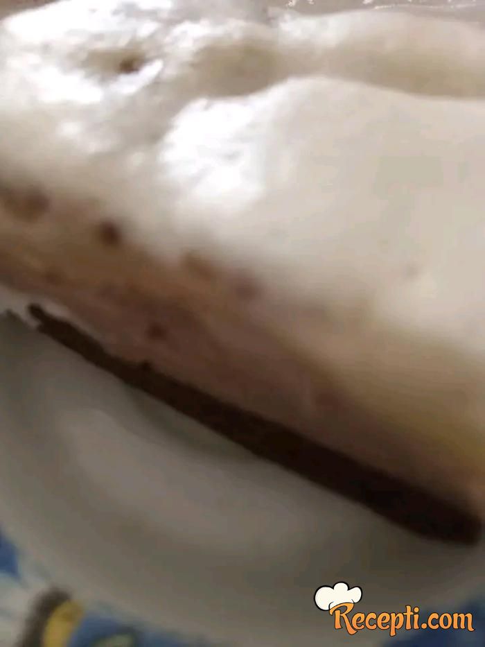 Kolač sa pudingom i slatkom pavlakom