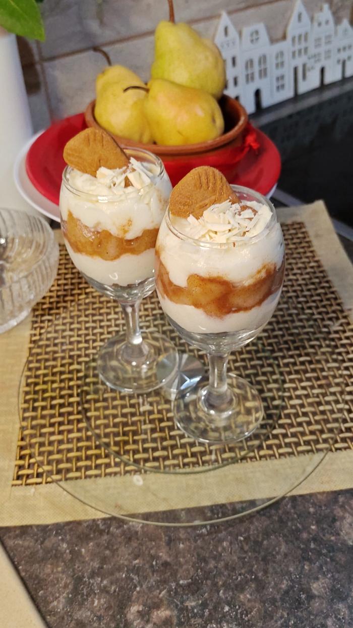Desert u čaši sa kruškama i grizom