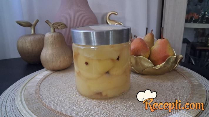 Kruške sa karanfilićem