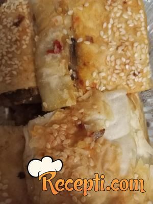 Pita sa pečurkama, ajvarom i sirom