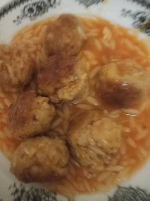 Ćuftice u paradajz sosu sa orzo testeninom