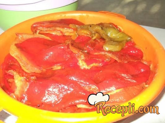 Ajvar pečen u rerni - crvena paprika, plavi paradajz i maslinovo ulje