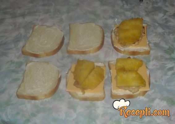 Tost sendviči sa piletinom i ananasom