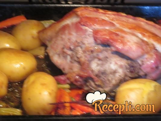 Pečena svinjetina, mini praziluk, gnječen krompir