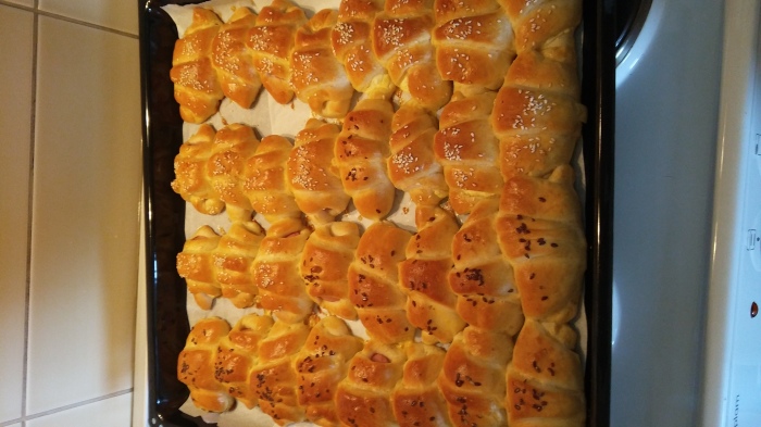 Slane kiflice sa sirom i viršlama