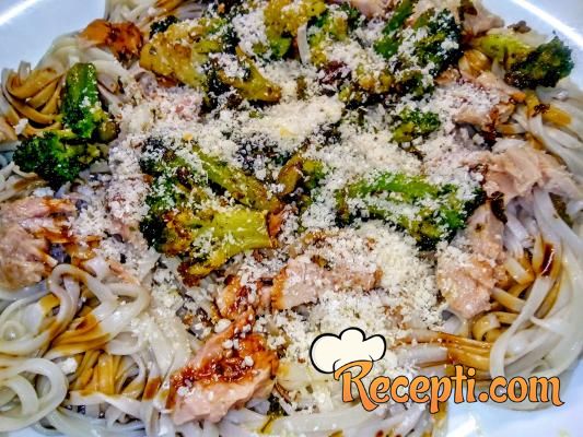 Špagete sa brokolima i tunjevinom & Spagets with broccoli and tuna