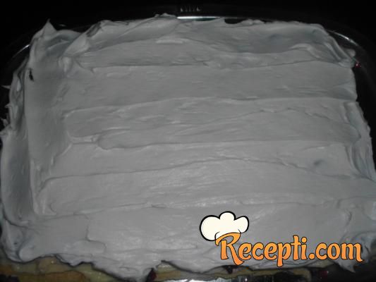Bela kremasta torta sa višnjama