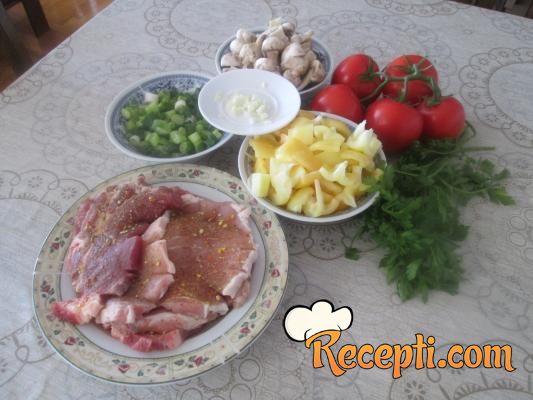 Svinjsko meso u sosu sa povrćem