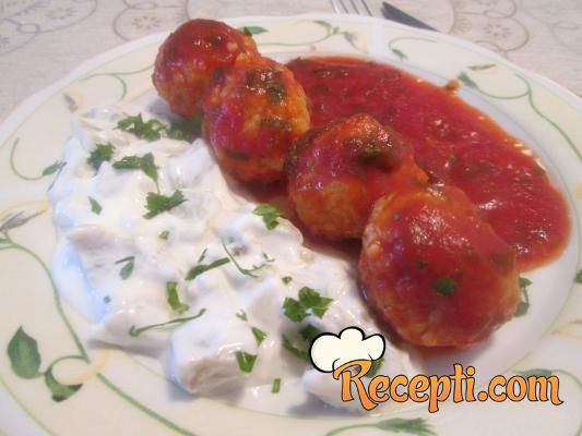 Kuglice od bulgura i salata sa plavim paradajzom