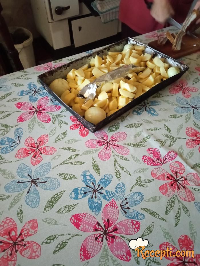 Krompir sa kobasicom u tepsiji (Slovački specijalitet)