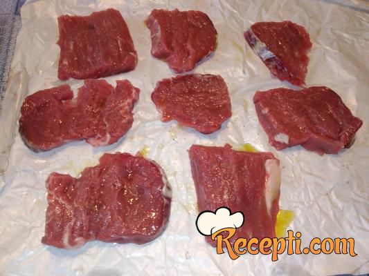 Biftek u sosu od tri vrste pečuraka
