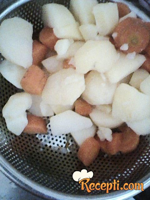 Svinjske šnicle sa kačkavaljem, pireom od krompira i šargarepe i sosom