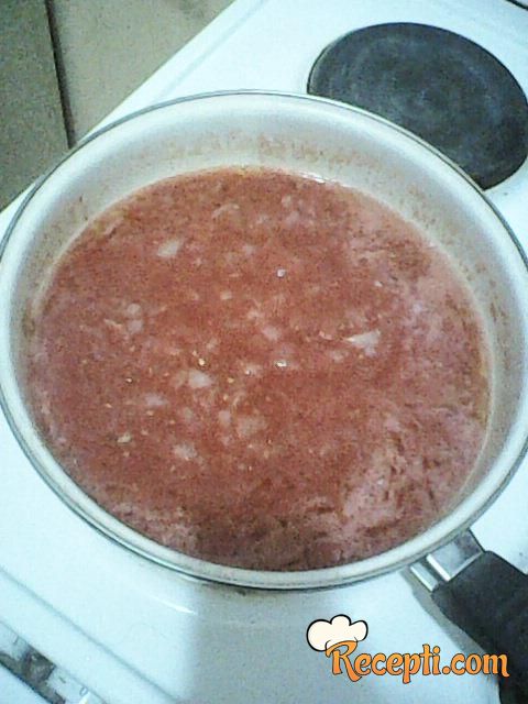 Pržene kobasice sa sosom od paradajza i pasulja