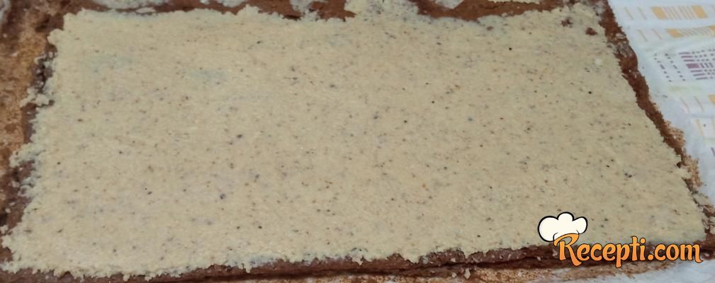 Čokoladni rolat sa vanil kremom, lešnicima i kafom