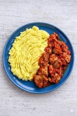 Gulaš sa svinjskim mesom i domaćim pire krompirom