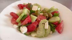 Salata sa paradajzom, krastavcem, maslinama i sirom